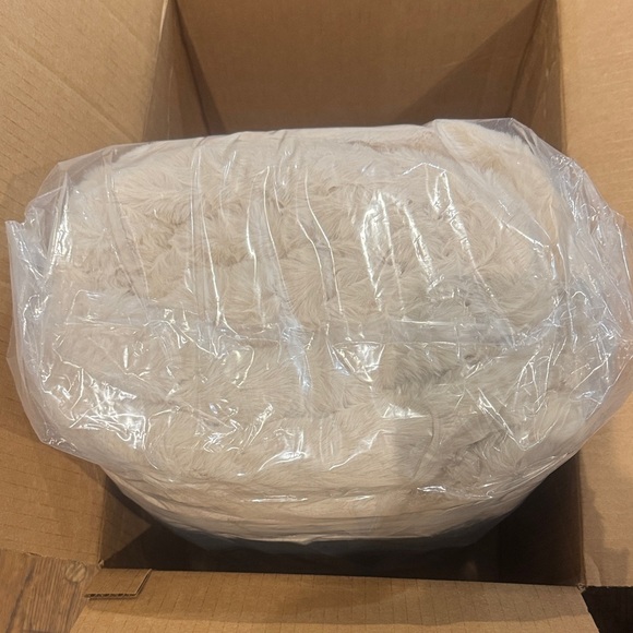 Lola Blankets Plush Throw/Blanket/Bondi Beige/Size L/NEW! NIB! SEALED! Serene!!! - Picture 14 of 16